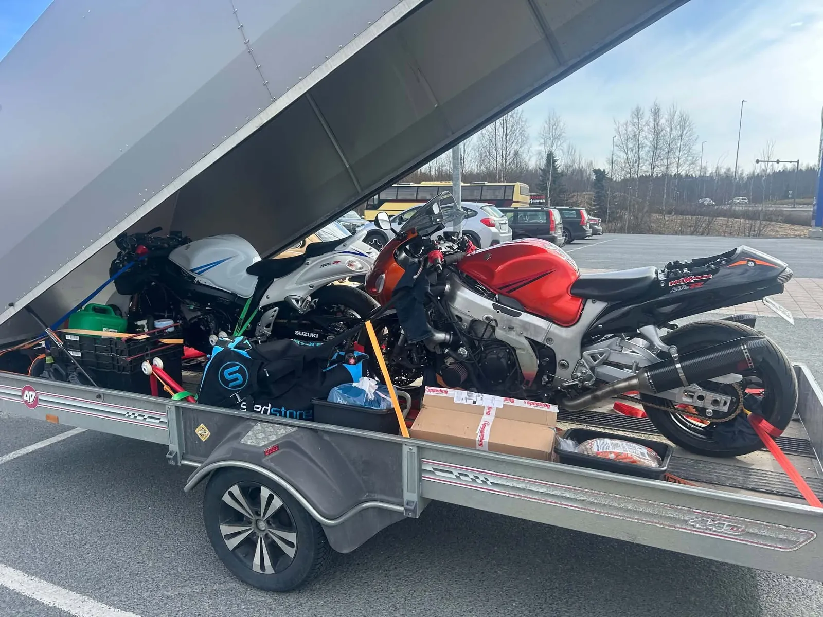 Hvit og oransje Hayabusa surret fast på en tilhenger