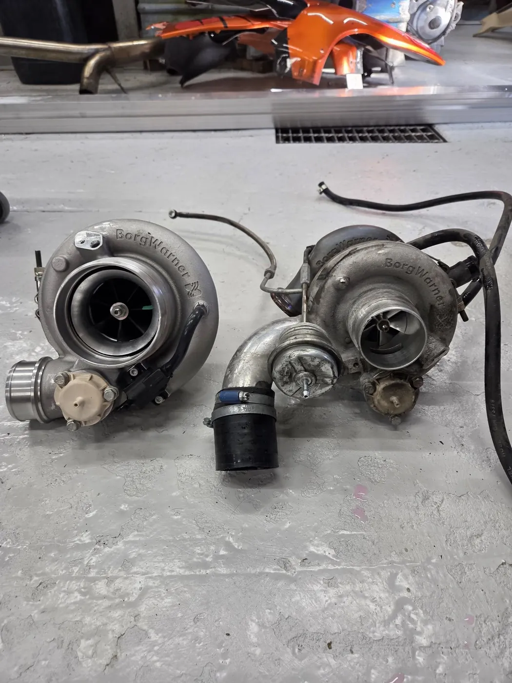 To BorgWarner turboaggregater på gulvet
